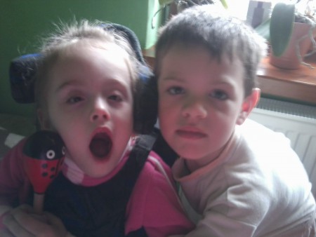 Držím s bráchom hrkálku